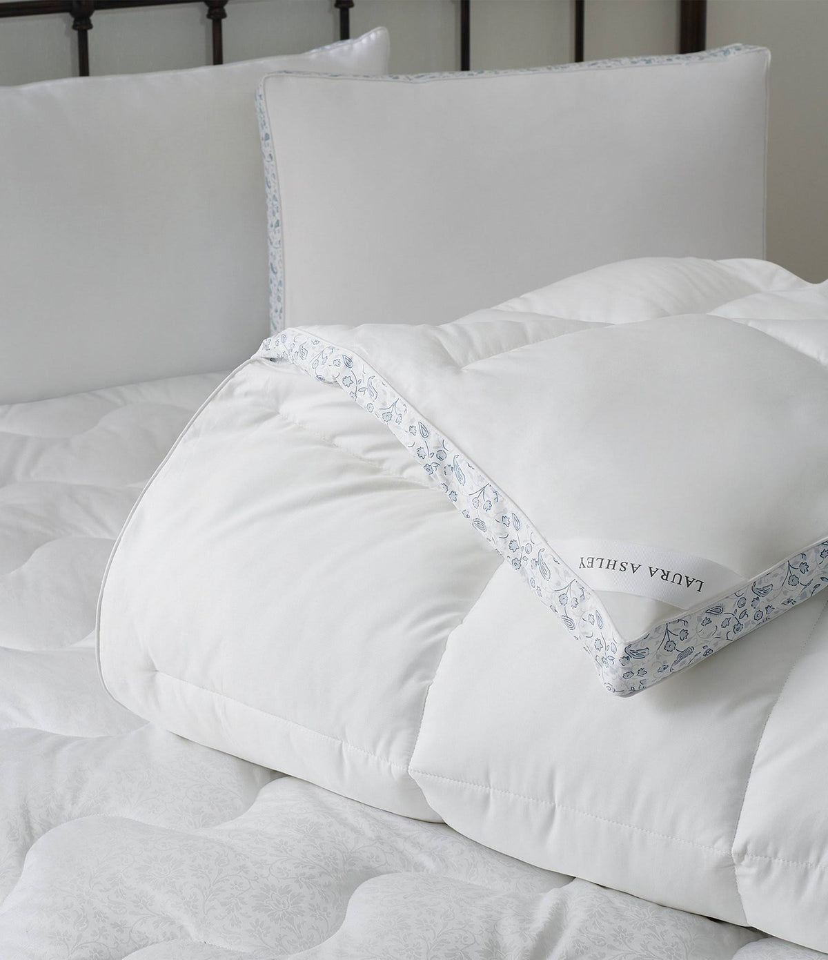 Twin Cotton Sateen Comforter with Floral Gusset B90394